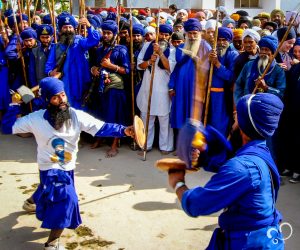 homens sikh usam turbantes enquanto lutam Gatka com bastões e escudos